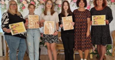 Sukces naszych uczennic w powiatowym konkursie literackim!