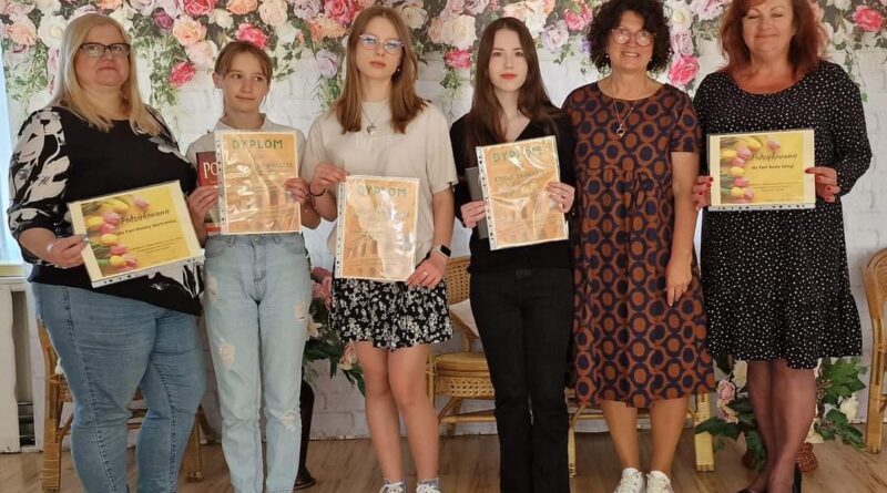 Sukces naszych uczennic w powiatowym konkursie literackim!