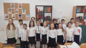 uczniowie śpiewają hymn polski